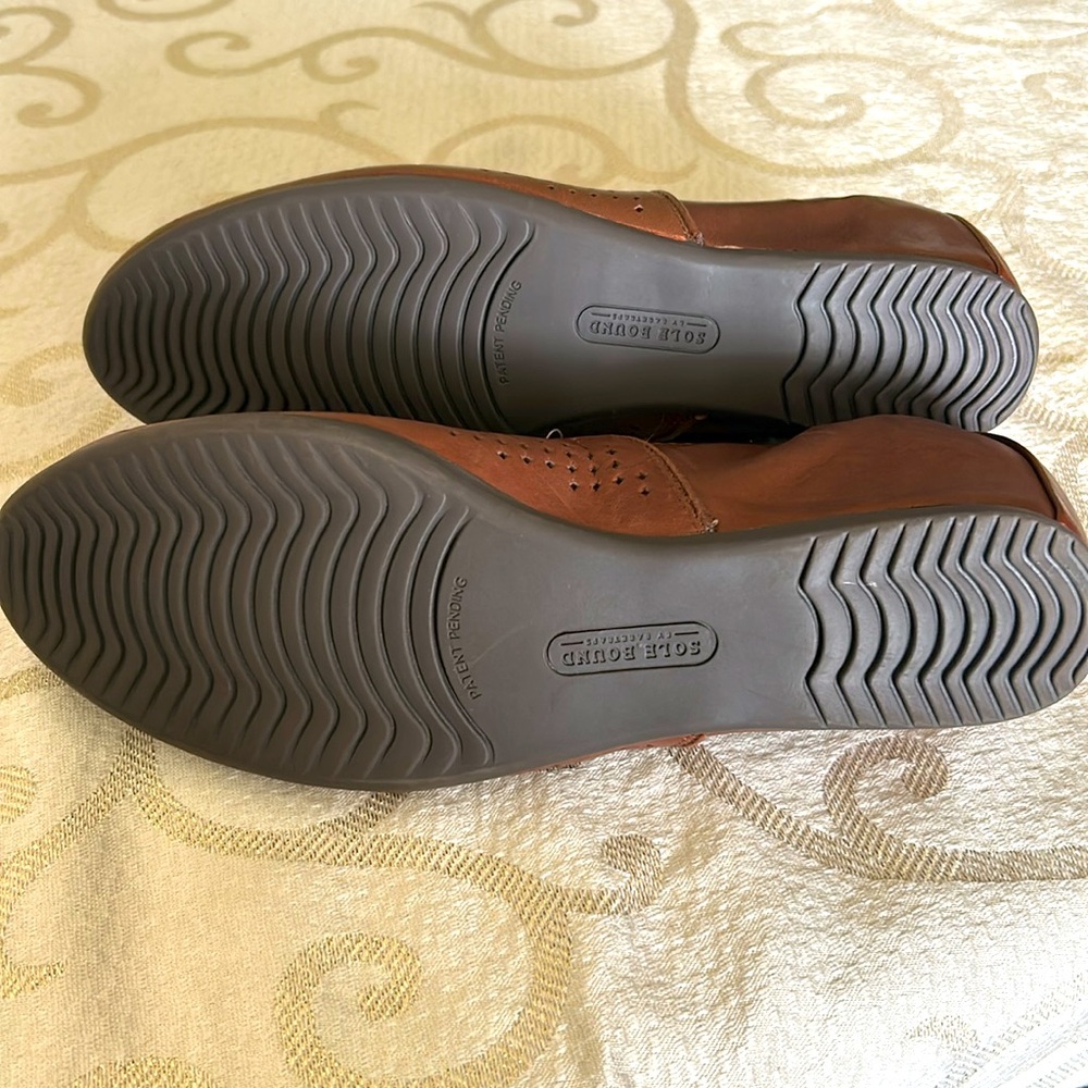 CLEARANCE !!Bare Traps “Sole Bound” Brown Perforated Leather Slip-On Loafers. - Picture 4 of 7